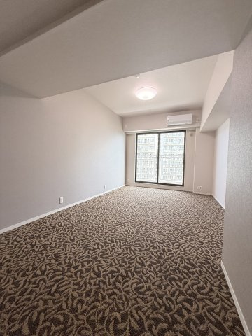 【居間・リビング】 | パークシティ新川崎西三番街D棟 | 約13帖のリビングは南向きで日当たり・風通し◎
2025年7月新規リノベーション！