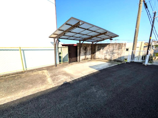 宝梅　中川邸の駐車場|２台まで停めることもできます