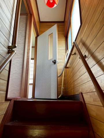 桜ケ岡７丁目　中古住宅の内装|階段