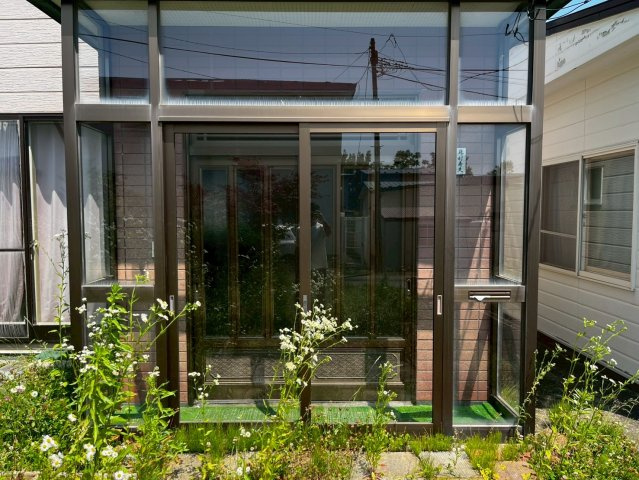 桜ケ岡７丁目　中古住宅のエントランス|風除室あります