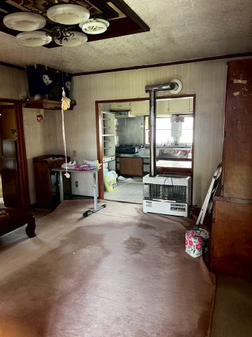 桜ケ岡７丁目　中古住宅の居間・リビング