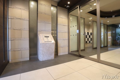 【エントランス】 | アドバンス名古屋モクシー | 落ち着いたエントランスです