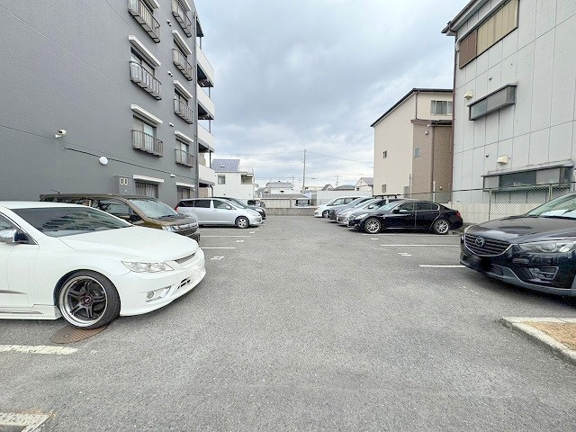 ハイツ寿見礼の駐車場