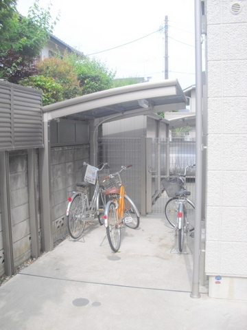 コリーヌ横浜のその他共用部分|バイクも置ける敷地内駐輪場