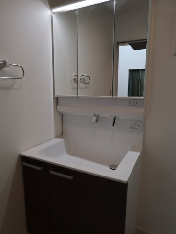 《仲介手数料無料》北区吉野町２丁目170-10(B号棟)新築一戸建ての独立洗面台|撮影日 2025年7月18日 14:30 晴れ