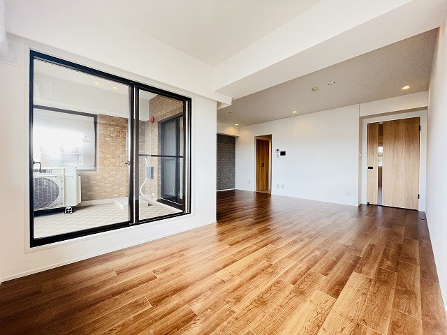 【居間・リビング】 | グランドメゾン長丘 | 木目を基調とした温かみのあるリビングです！