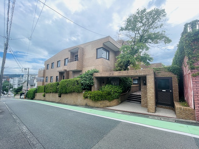 【外観】 | グランドメゾン長丘 | 閑静な住宅街の立地で駐車場確保してます！