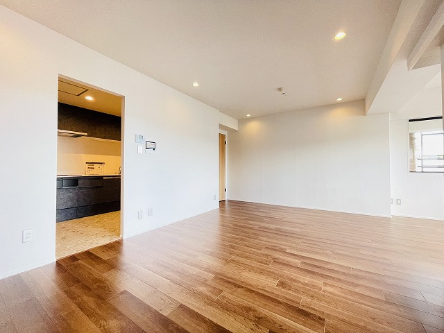 【居間・リビング】 | グランドメゾン長丘 | 17帖と広々したリビングで陽当りも良好です！