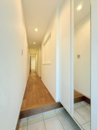 杉並区桃井2丁目の玄関|明るく迎えてくれる玄関スペース
玄関にはご家族皆様の靴を収納いただけるシューズボックス付
ミラー付きでお出かけ前の身だしなみチェックに便利です