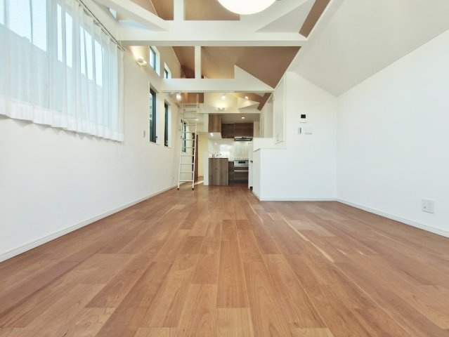 杉並区桃井2丁目の居間・リビング|2015年築　新規リフォーム戸建
美しく生まれ変わり快適に新生活をスタートいただけます♪
バス停まで徒歩3分！バス便も充実し便利な立地
周辺環境も良くお買い物施設も揃っております