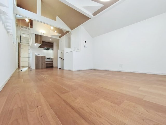 杉並区桃井2丁目の居間・リビング|リビングには多目的にお使いいただけるロフト付！
季節物の収納やお子様の秘密基地としてもお使いいただけます