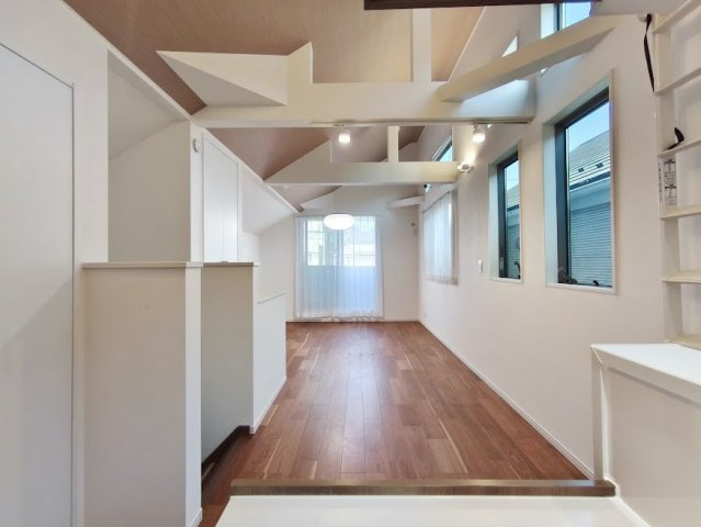 杉並区桃井2丁目の居間・リビング|通風・採光にも優れ、心地よい光と風が溢れリビング
是非現地にて実際にご見学ください♪