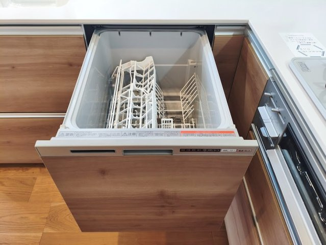 杉並区桃井2丁目のキッチン|食後の片づけに便利な食器洗乾燥機が標準装備です 時間が有効活用でき、節水にもなります