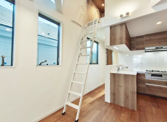 杉並区桃井2丁目の居間・リビング|キッチン脇からロフトにあがることができます
使わない時は壁側に邪魔にならずに掛けておくことができます