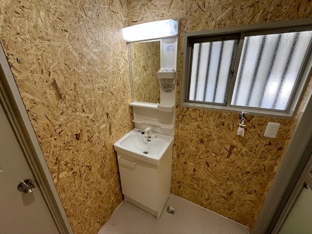 山手町貸家の独立洗面台