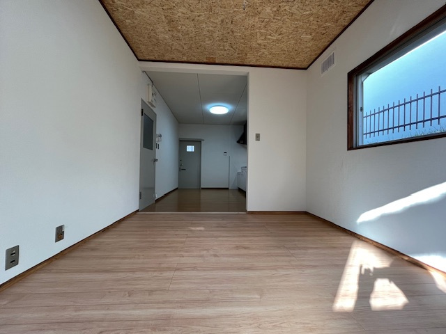 山手町貸家の居間・リビング