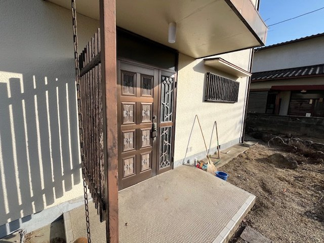 山手町貸家のエントランス