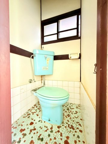 塩屋町9丁目戸建のトイレ