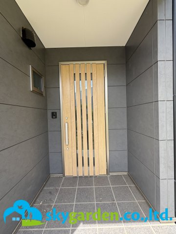 秦野市堀西　戸建の玄関