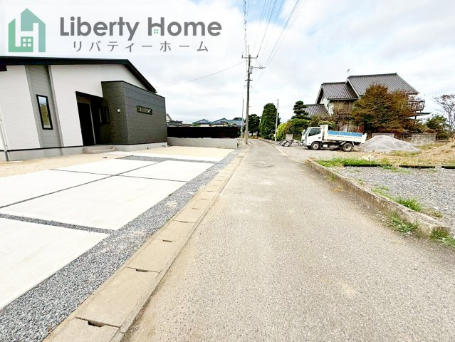 つくば市古来1期　新築戸建　2号棟の前面道路含む現地写真