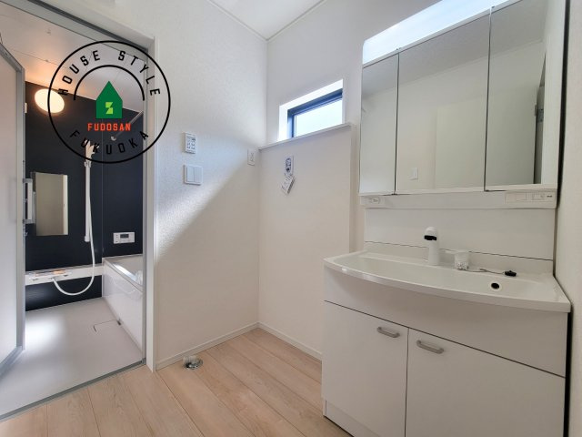 太宰府市観世音寺3丁目第1-2棟（2号棟）の脱衣所|ゆとりの洗面スペースで朝の身支度もスムーズに。暮らしを快適に変えるシャワー付洗面台です！