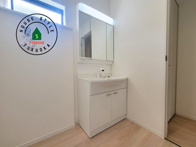 太宰府市観世音寺3丁目第1-2棟（2号棟）の独立洗面台|毎日使うものだから清潔な空間を保ちたい水回り。洗面にはそんな願いを解消させてくれる収納アイデアが満載です。三面鏡の裏側にはキャビネットが現れ小物から背の高い物まで収納できます。