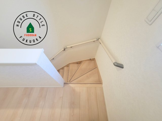 太宰府市観世音寺3丁目第1-2棟（2号棟）の内装|＜手すり付階段＞手すりがないと階段の昇り降りで危険なことはもちろん、壁に手をつきながら歩くことで壁紙が汚れやすくなります。すべての方に快適に昇り降りしていただくため、手すりを設置しました。