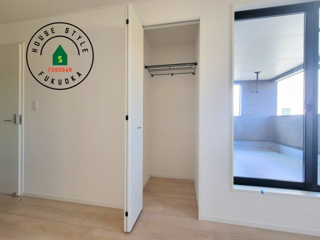 太宰府市観世音寺3丁目第1-2棟（2号棟）の収納|洋服や大きな荷物が多い方や人数の多いご家族などは、一般的なクローゼットよりもウォークインクローゼットのほうが使い勝手が良いです。