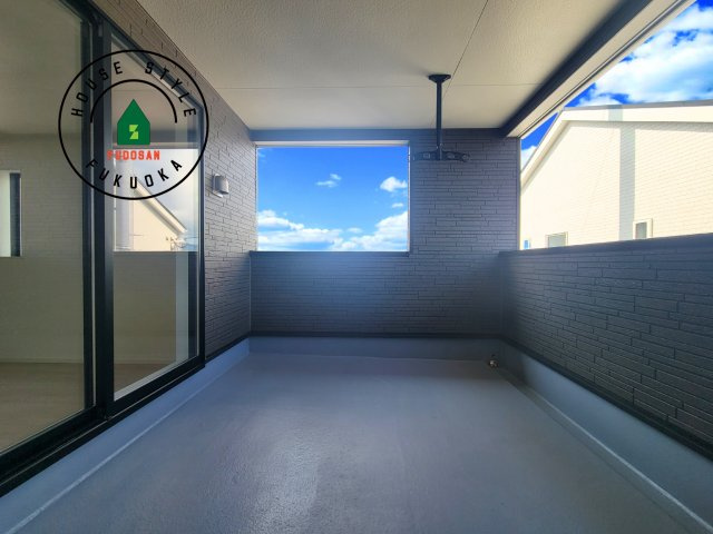 太宰府市観世音寺3丁目第1-2棟（2号棟）のバルコニー|風をしっかりと感じられるバルコニーでは、毎日が洗濯日和です。広々としているので洗濯も楽しくなるでしょうし、気分転換にバルコニーからの眺めを楽しむのもいいでしょう。