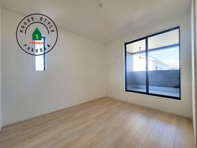 太宰府市観世音寺3丁目第1-2棟（2号棟）の洋室|採光良好な洋室は全居室、複層ガラスの遮熱効果と断熱効果で、一年中快適に過ごせます。