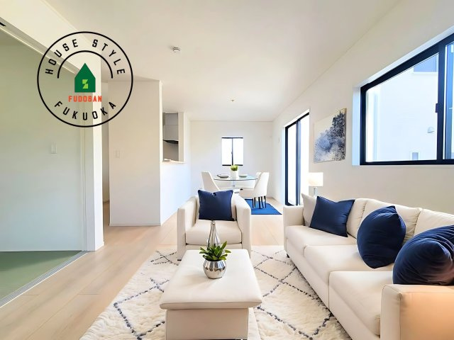 太宰府市観世音寺3丁目第1-2棟（2号棟）の居間・リビング|明るく開放的なリビングダイニングは豊かな陽光が注ぎ込み、やすらぎの空間を演出してくれます。ご家族で楽しいひとときをお過ごし下さい。※家具はCGを合成したものです。