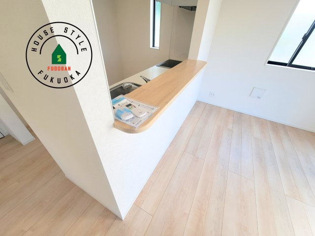 太宰府市観世音寺3丁目第1-2棟（2号棟）のダイニング|キッチンから立ち込める香りが今日の料理を期待させます。