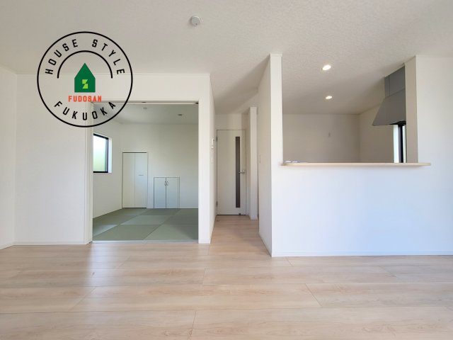 太宰府市観世音寺3丁目第1-2棟（2号棟）の居間・リビング|キッチンからリビングをしっかり確認できます。家族の笑顔があふれる空間になりそうですね。