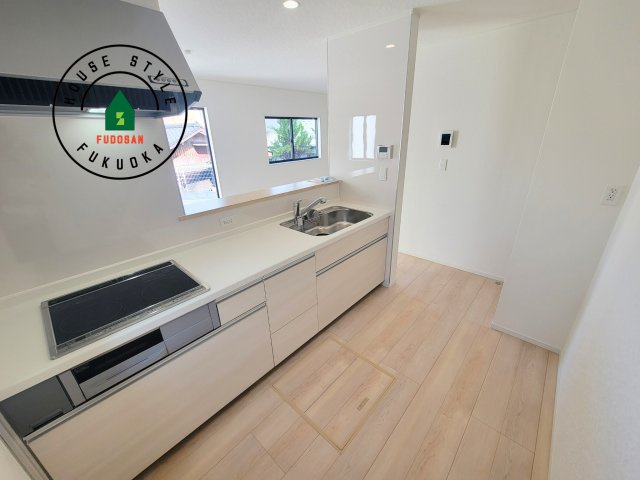 太宰府市観世音寺3丁目第1-2棟（2号棟）のキッチン|ダイニングテーブルへの配膳がラクラク、お料理はかどるカウンター付きシステムキッチン！