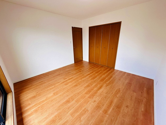 【洋室】 | 福岡市東区青葉3丁目中古戸建て☆仲介手数料無料☆ | ふとのぞく、窓からの景色にホッとする。窓はときに、いろんな表情をみせます。