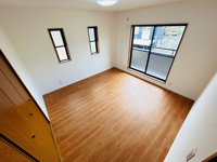 【洋室】 | 福岡市東区青葉3丁目中古戸建て☆仲介手数料無料☆ | 光をしっかり確保したので、開放的なお部屋に仕上がってます。中部屋タイプなのに明るいです。