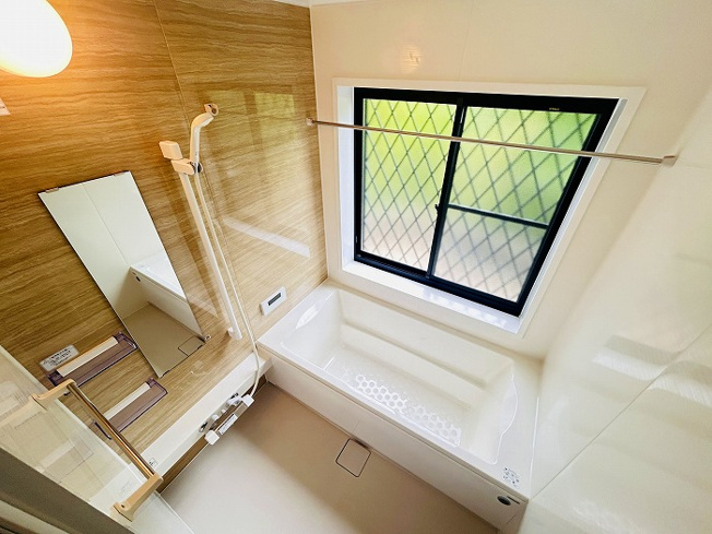 【浴室】 | 福岡市東区青葉3丁目中古戸建て☆仲介手数料無料☆ | お風呂にも窓完備、無いより有る方が断然にいいですね！なぜなら、明るく、開放的で、何よりカビが発生しづらいです。
