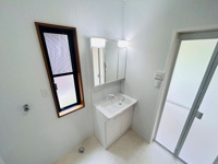 【独立洗面台】 | 福岡市東区青葉3丁目中古戸建て☆仲介手数料無料☆ | 脱衣所として十分なスペースを確保。白でまとまった清潔感あふれる空間です。