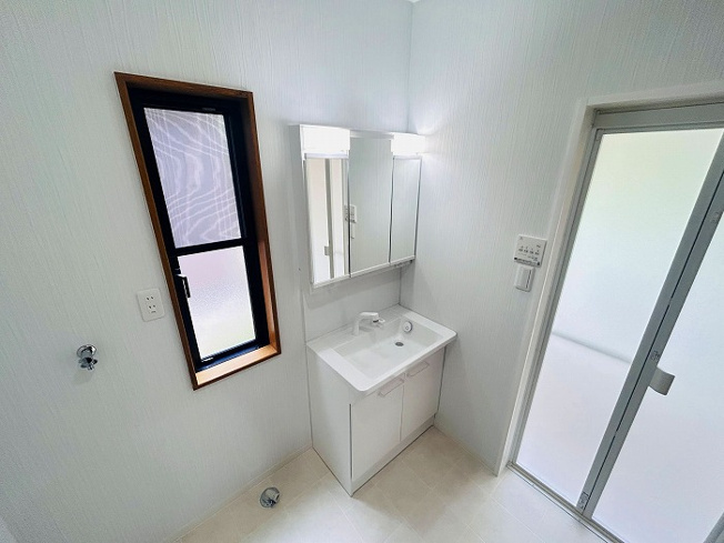 【独立洗面台】 | 福岡市東区青葉3丁目中古戸建て☆仲介手数料無料☆ | 脱衣所として十分なスペースを確保。白でまとまった清潔感あふれる空間です。