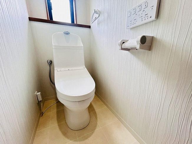 【トイレ】 | 福岡市東区青葉3丁目中古戸建て☆仲介手数料無料☆ | 手洗い一体型のトイレは節水効果があり、環境にもお財布にも優しい人気のタイプです。もちろんウォシュレット機能も完備しています。