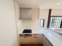 【キッチン】 | 福岡市東区青葉3丁目中古戸建て☆仲介手数料無料☆ | 住宅の設備の中でキッチンが一番好きです！なぜなら、シンクも引き出しも換気扇までが無駄のない四角形、シンプルでカッコよくないですか？