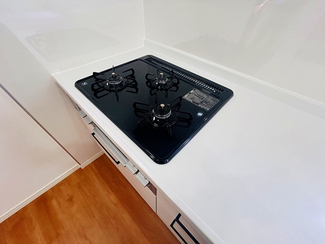 【その他】 | 福岡市東区青葉3丁目中古戸建て☆仲介手数料無料☆ | 腕をふるうのに、制限はかけたくない。思い切り料理するなら３口コンロを豪快にガスで！