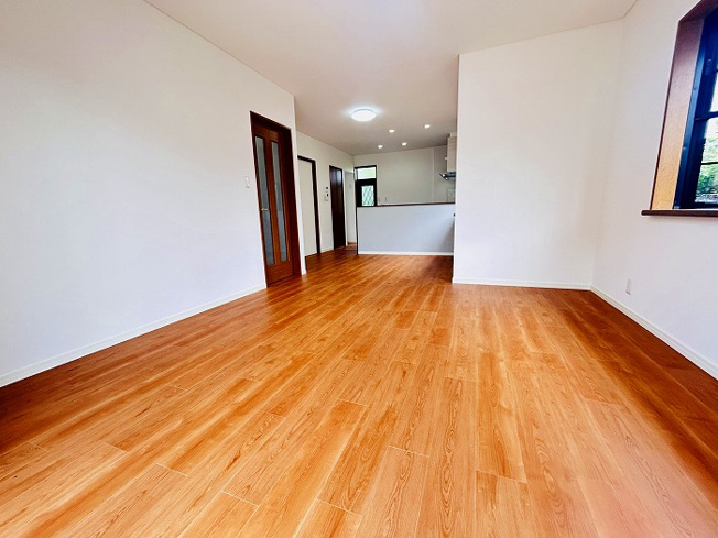 【居間・リビング】 | 福岡市東区青葉3丁目中古戸建て☆仲介手数料無料☆ | ゆっくりくつろげるLDKは大きな窓からたっぷりの日差しが取り込める心地の良い空間。日中は明かりが無くても過ごせます。