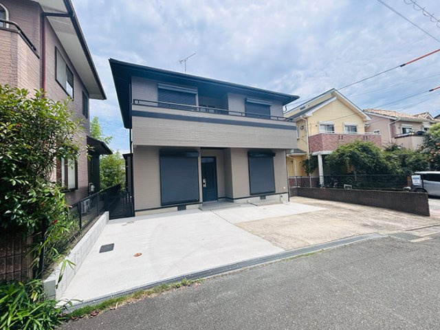 【外観】 | 福岡市東区青葉3丁目中古戸建て☆仲介手数料無料☆ | 十分な広さで「停めにくい」なんてこと無縁の駐車場。毎日のことだから、遠慮せずに快適を求めましょう。