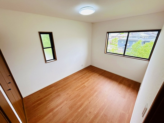 【洋室】 | 福岡市東区青葉3丁目中古戸建て☆仲介手数料無料☆ | ふとのぞく、窓からの景色にホッとする。窓はときに、いろんな表情をみせます。