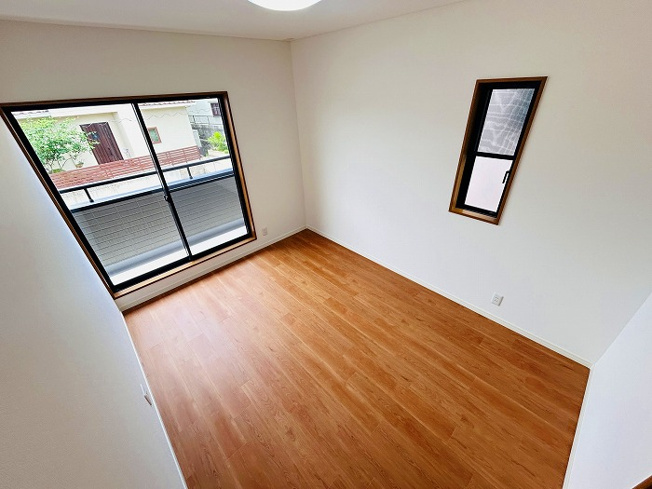 【洋室】 | 福岡市東区青葉3丁目中古戸建て☆仲介手数料無料☆ | 一人ひとり快適な空間は違うからこそ、家具の配置もアレンジしやすいシンプルなデザインに。