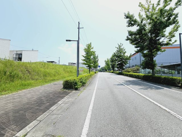 加東市南山土地の前面道路含む現地写真|■北東側道路幅員約6m公道と南西側道路幅員約16m公道に接面