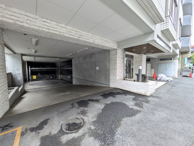 プリミテージュ新横浜の駐車場|車をお持ちの方に嬉しい駐車場付きの物件です