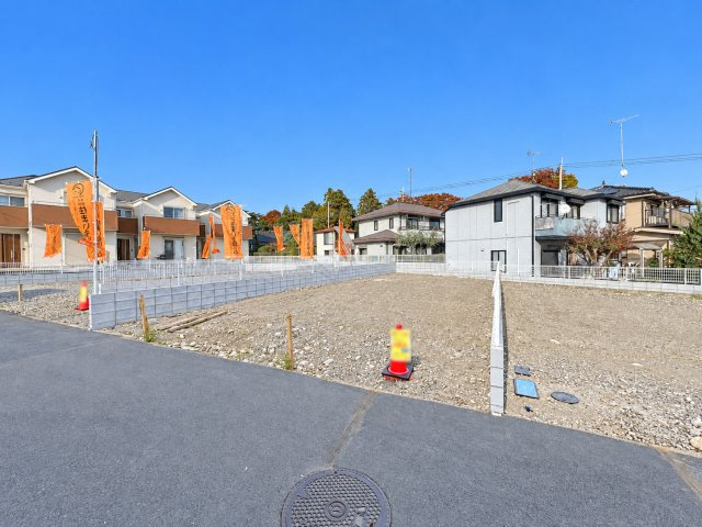 福生市福生　土地全2区画の前面道路含む現地写真