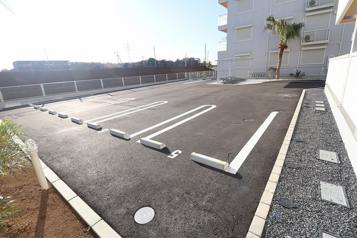 D's LIEN (ディ-ズリアン) Eの駐車場